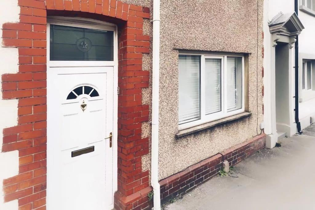 Urban Music Style Townhouse In Swansea City Center Exterior photo